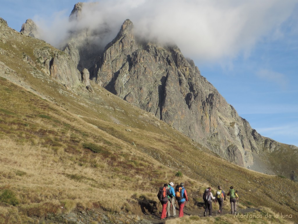 Bajando del Col de Soum de Pombie hacia el Refugio de Pombie, delante el Pic du Midi d'Ossau